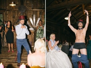 Hochzeitsgäste feiern lustige Braut- und Bräutigam-Streiche im rustikalen Bauernhof-Setting.