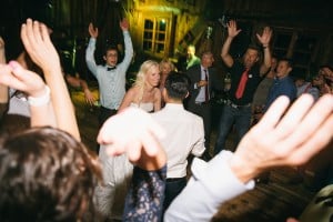 Tanzende Gäste bei Hochzeit in Tirol, Hochzeitsfotografen aus Leidenschaft, unvergessliche Momente, Hochzeitsfeier in Österreich, internationaler Hochzeitsfotograf.