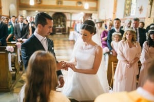 Kirche Ringe Brautpaar