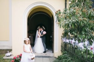 Kirche Kuss Brautpaar