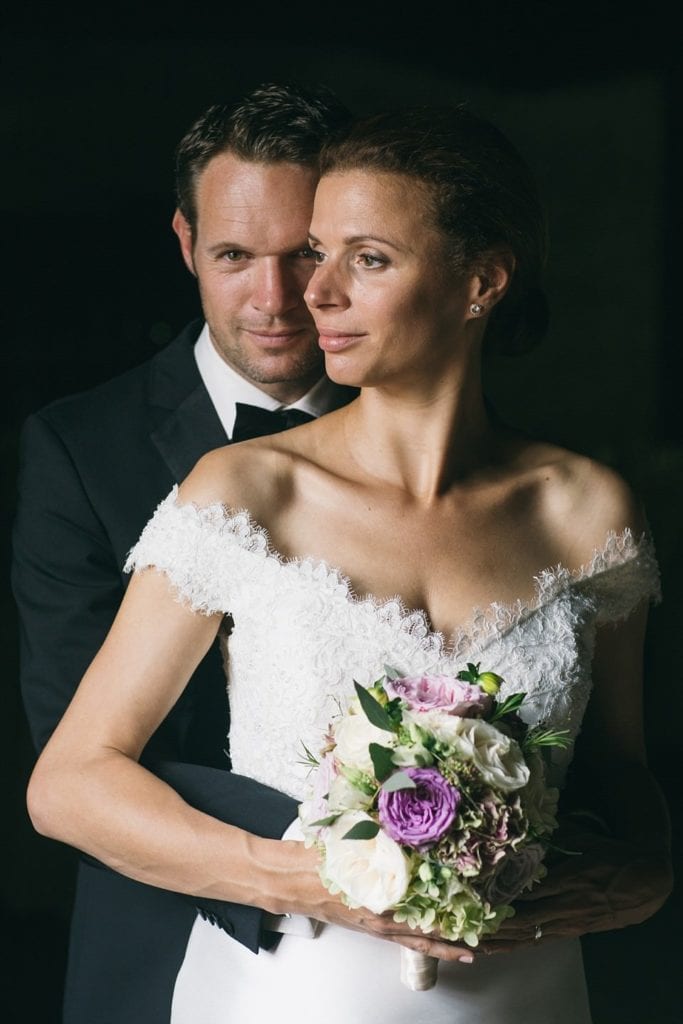 Traumhaftes Hochzeitsfoto mit elegantem Brautpaar in Tirol, Österreich, romantische Atmosphäre.