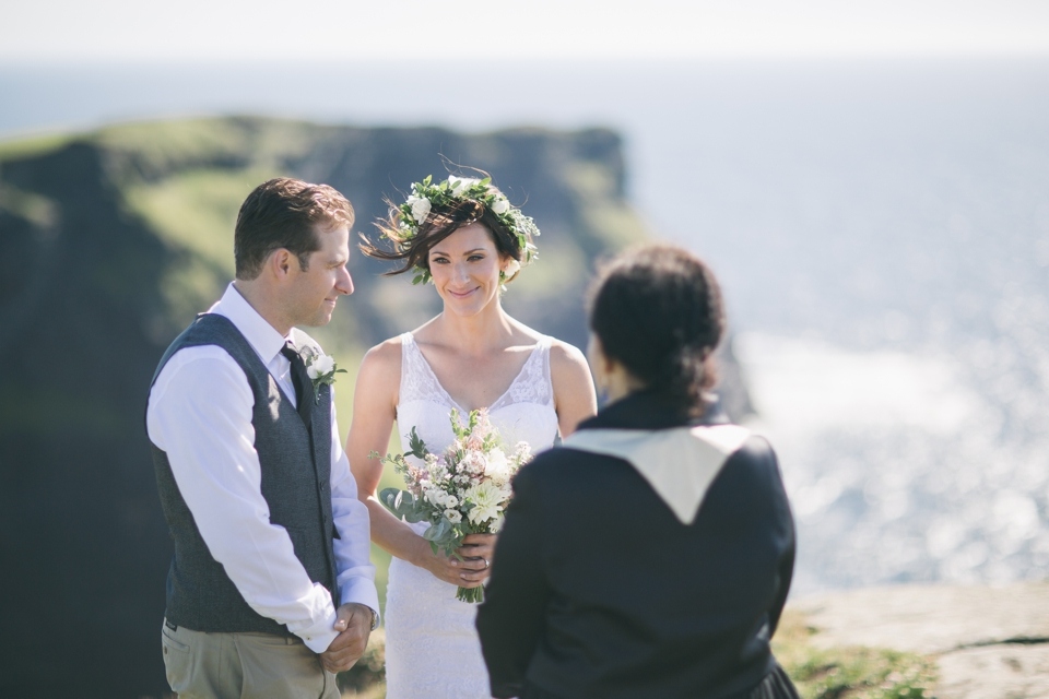 Elopement Irland | Hochzeit bei den Klippen von Moher fotografiert von FORMA photography | Elopement Ireland at the Cliffs of Moher