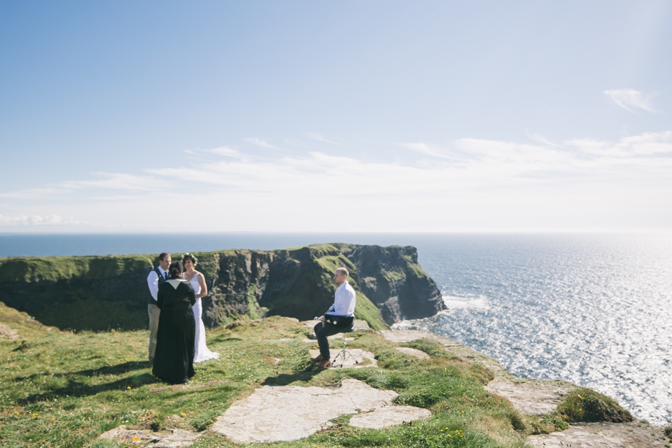 Elopement Irland | Hochzeit bei den Klippen von Moher fotografiert von FORMA photography | Elopement Ireland at the Cliffs of Moher