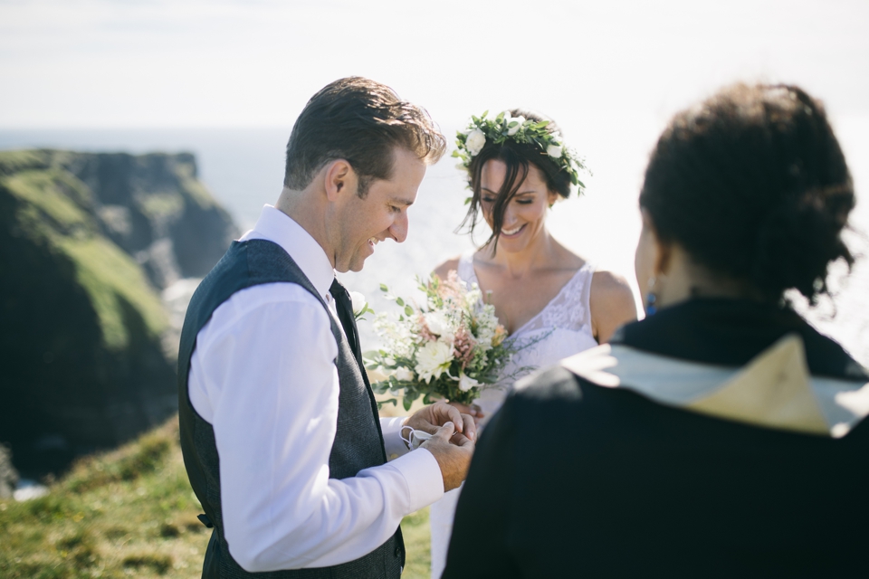 Elopement Irland | Hochzeit bei den Klippen von Moher fotografiert von FORMA photography | Elopement Ireland at the Cliffs of Moher