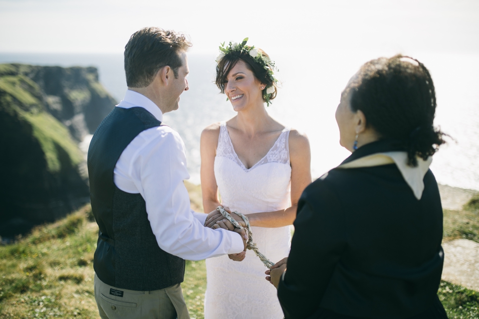 Elopement Irland | Hochzeit bei den Klippen von Moher fotografiert von FORMA photography | Elopement Ireland at the Cliffs of Moher