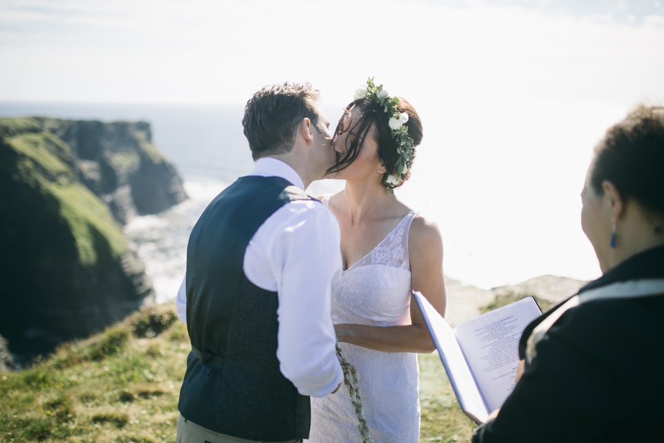 Elopement Irland | Hochzeit bei den Klippen von Moher fotografiert von FORMA photography | Elopement Ireland at the Cliffs of Moher