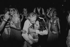 Hochzeitsfreude auf der Tanzfläche, Emotionen und Liebe für unvergessliche Erinnerungen.