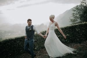 Hochzeitsfotograf Tirol - Brautpaar im Naturpark bei schönem Wetter.