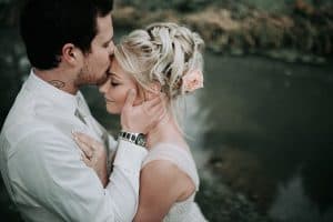 Traumhaftes Hochzeitsfoto von einem Brautpaar in Tirol, Österreich, aufgenommen von Forma Photography.