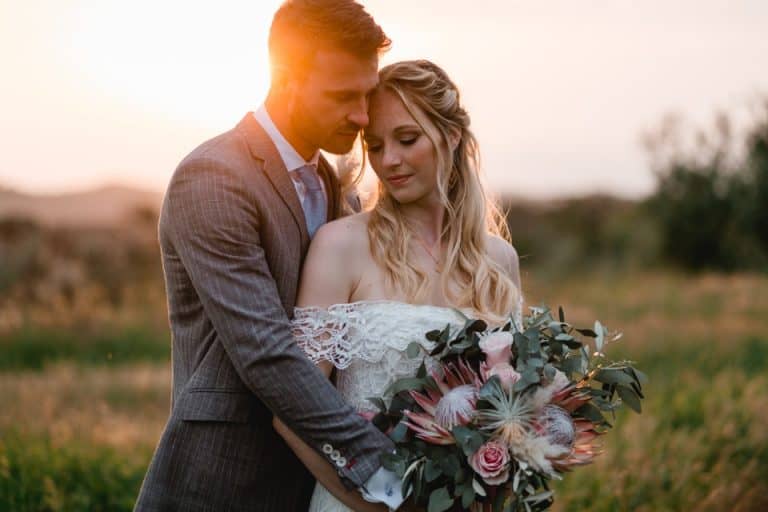 Trauriges Brautpaar im Sonnenuntergang bei einer Hochzeit, verliebtes Paar in Tirol, Hochzeitsfotografie, romantisches Brautpaarshooting, Hochzeitsfotograf Österreich.