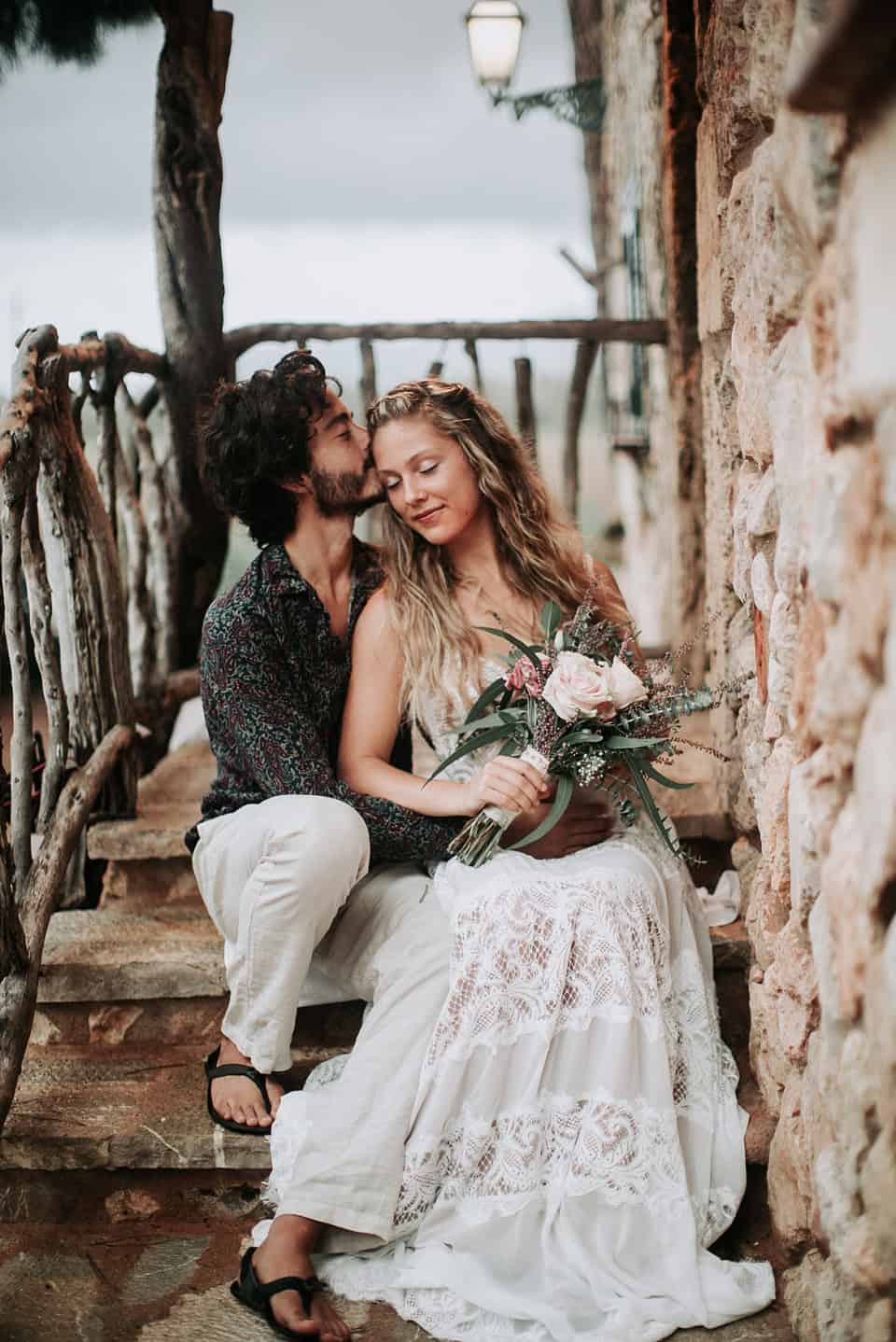 Romantisches Brautpaar beim Küssen, Hochzeitsfotografie in Tirol, Österreich, emotionales Pärchenshooting, Naturblick, Liebe und Zweisamkeit.