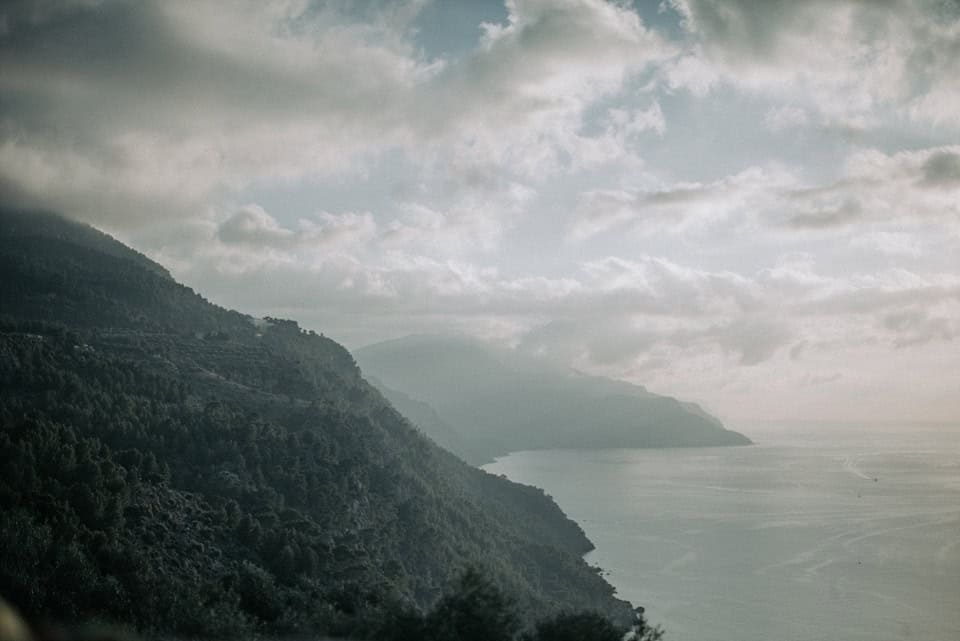 Berglandschaft am See in Tirol, Österreich bei Sonnenaufgang oder -untergang.