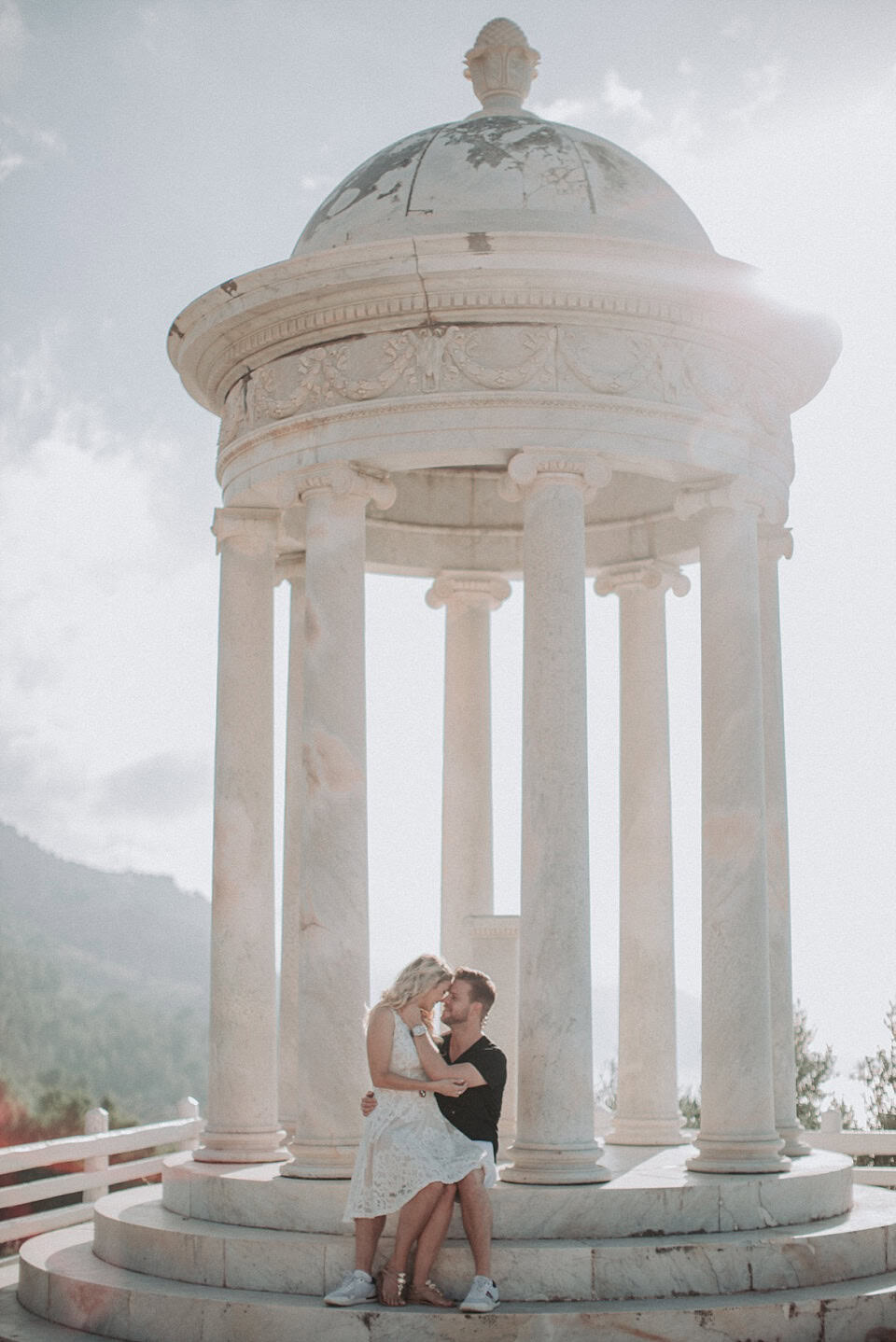 Romantisches Paarshooting vor antiker Pavillon, Tirol, Österreich.