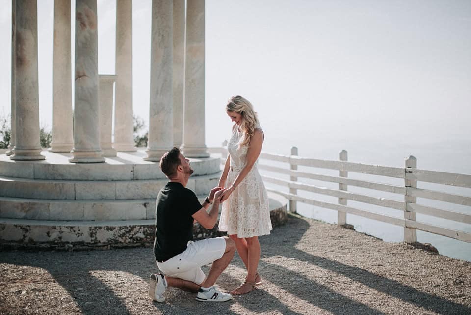 Hochzeit im Außenbereich mit Brückenszene in Tirol, romantische Verlobungsfoto, Natur und Liebe festhalten.