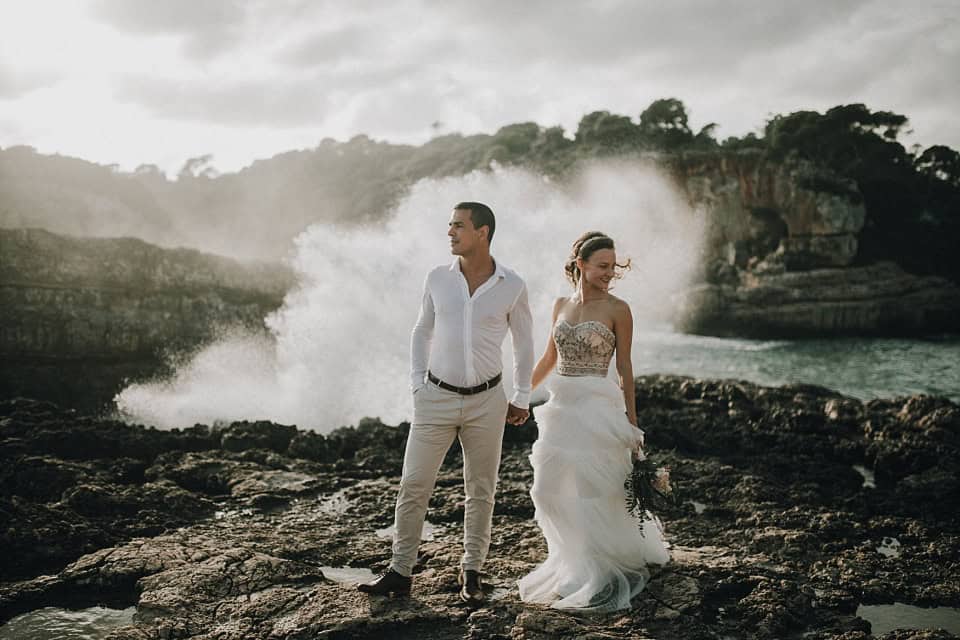 Verliebtes Brautpaar am Meer bei Sonnenuntergang in Tirol, Hochzeitsfotografie von Forma Photography.