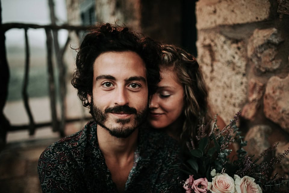 Trauriges Pärchen bei Hochzeit im rustikalen Stil, innige Momente, Tirol, Österreich, international.