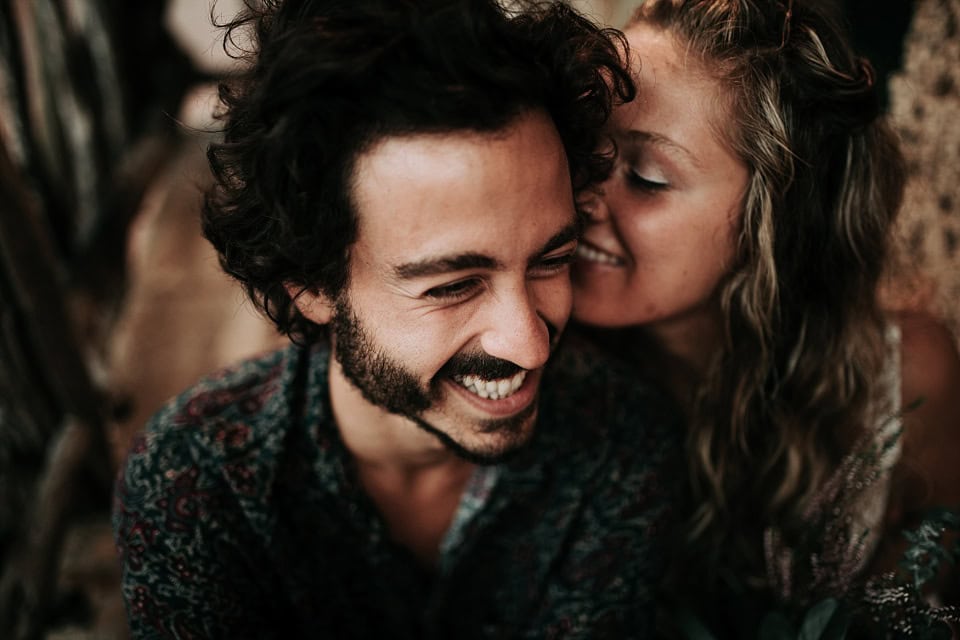 Liebespaar bei einem intimen Moment, Hochzeitsfotografie aus Tirol, Österreich.