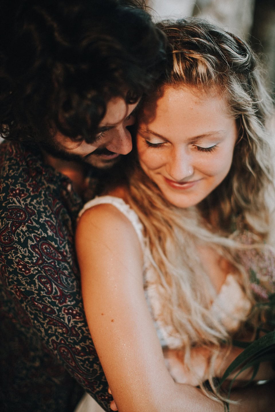 Verliebtes Brautpaar bei einer Hochzeitszeremonie, emotionaler Moment, intime Hochzeit in Tirol, Österreich, candid Hochzeitsfotografie.