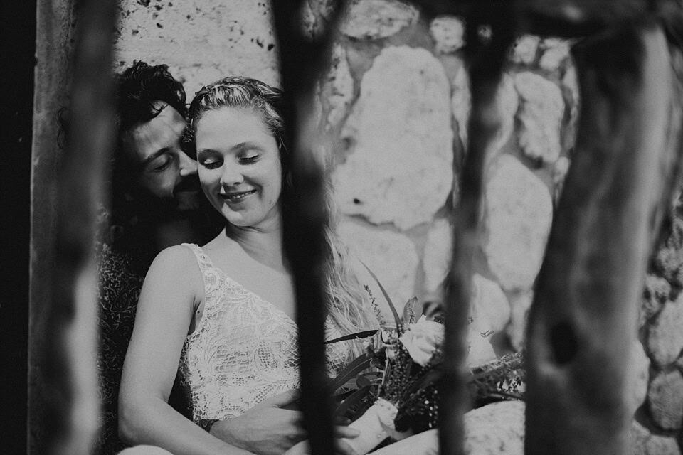 Traute Braut mit Bräutigam im Hinterhof, Hochzeitsfotografie, romantisches Paarporträt, Tirol, Österreich, international.