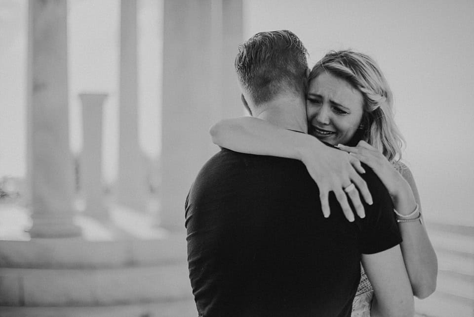 Emotionales Hochzeitsfoto: Braut umarmt den Bräutigam in emotionaler Umarmung.