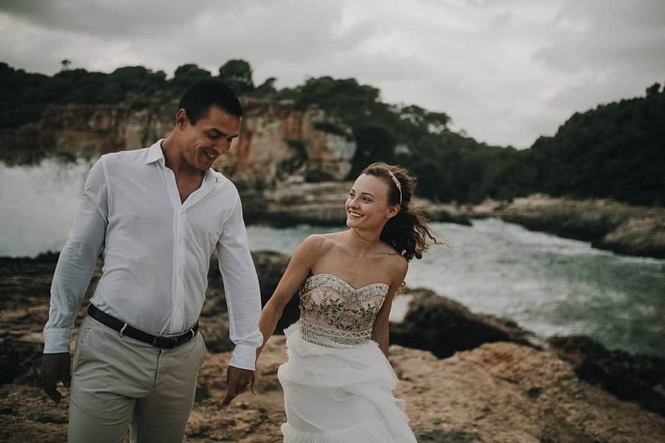 Traumpaar am flussufer bei hochzeit in Tirol, Österreich, natürliche Hochzeitsfotografie, romantisches Paarshot, Outdoor Hochzeitsfotograf.