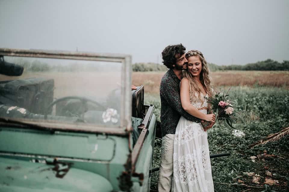 Romantisches Brautpaar in Feld bei Sunset, Naturkulisse, Hochzeitsfotografie, Tirol, Österreich, international.