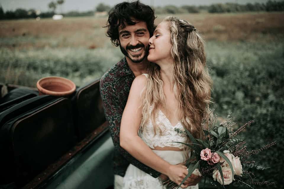 Liebespaar bei einer Hochzeit inmitten der Natur in Tirol, Österreich.