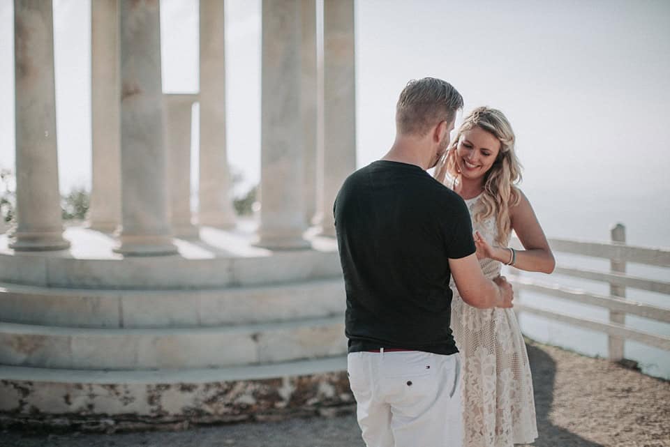 Romantisches Brautpaar bei Sonnenuntergang in Tirol.