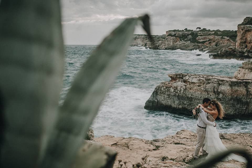 Traumhafte Hochzeitsfotos am Meer, Brautpaar bei Küstenhochzeit in Tirol, emotionale Momente vor der Natur, Hochzeitsfotograf Tirol international.