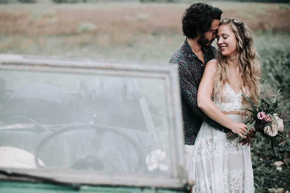 Romantisches Brautpaarshooting vor einem Vintage-Auto in Tirol, Österreich.