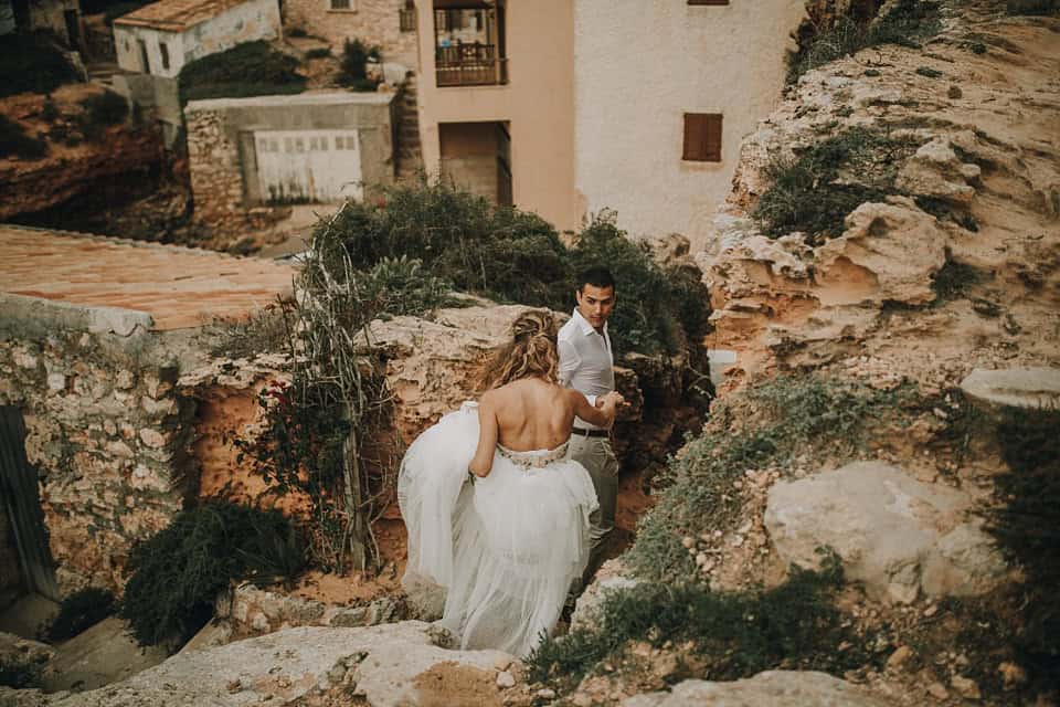 Individuelle Hochzeitsfotos in Tirol bei atemberaubender Kulisse, vor alten Steinen und mediterranem Flair.