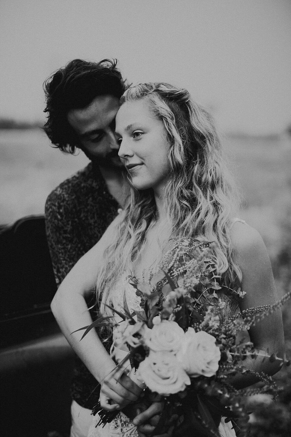 Romantische Hochzeitsfotografie in Tirol, emotionale Paaraufnahme im Freien, Naturkulisse, Schwarz-Weiß, Liebe und Verbundenheit.