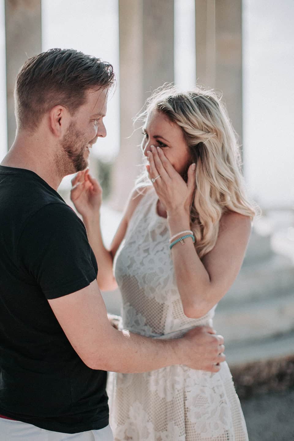 Strahlendes Paar bei Hochzeitsfotografie in Tirol, Österreich, emotionales Liebesbild, Freude und Liebe zwischen Braut und Bräutigam.