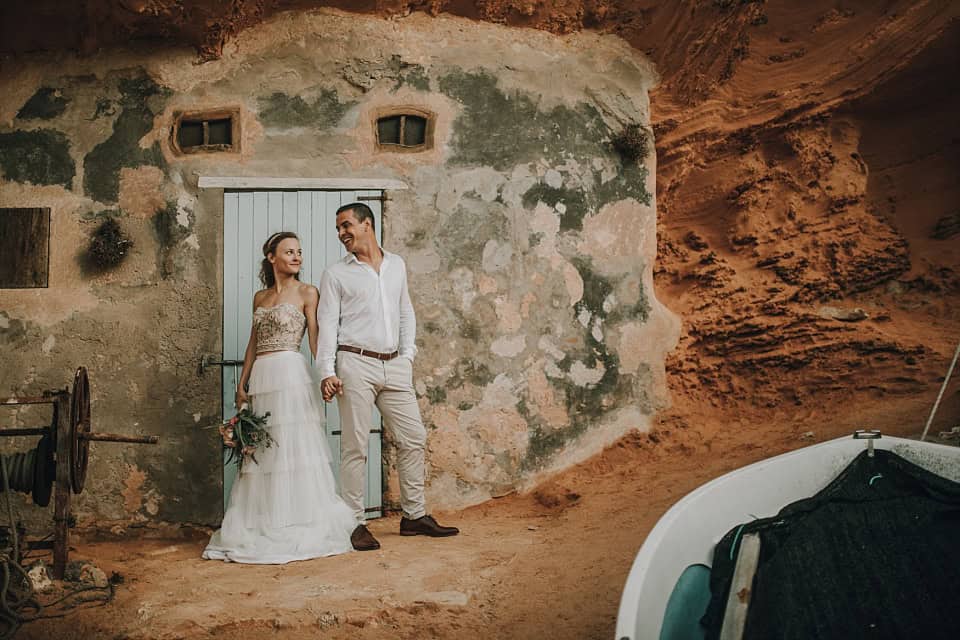 Natürliche Hochzeitsfotografie in einer alten Trockenmauer-Location in Tirol.