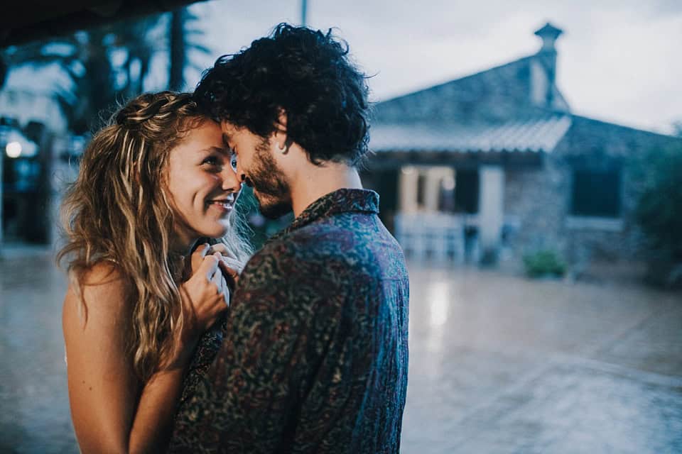 Romantisches Hochzeitspaar beim verliebten Moment in Tirol, Österreich, Hochzeitsfotografie.