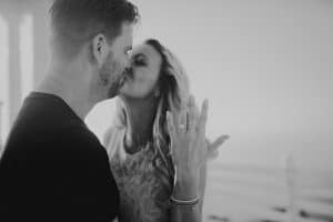 Trauungsszene mit verliebtem Paar, schwarz-weiß, emotionaler Hochzeitmoment in Tirol.