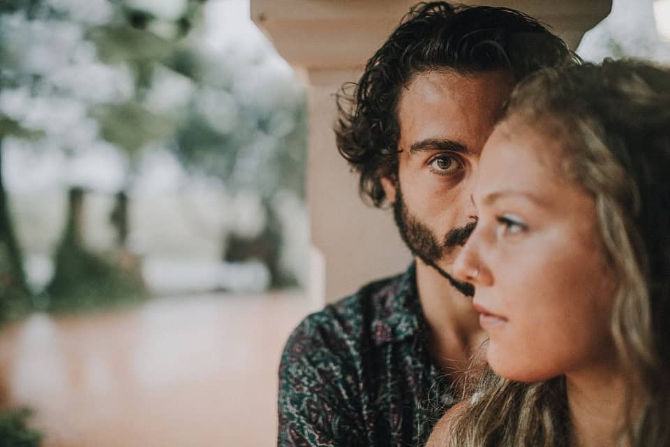 Naturpaar-Fotoshooting mit Fokus auf emotionale Nähe und natürliche Schönheit in Tirol.