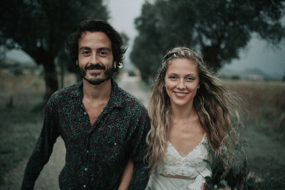 Close-up von einem glücklichen Paar bei einer Hochzeit im Freien, romantischer Moment, Naturkulisse, Tirol, Österreich.