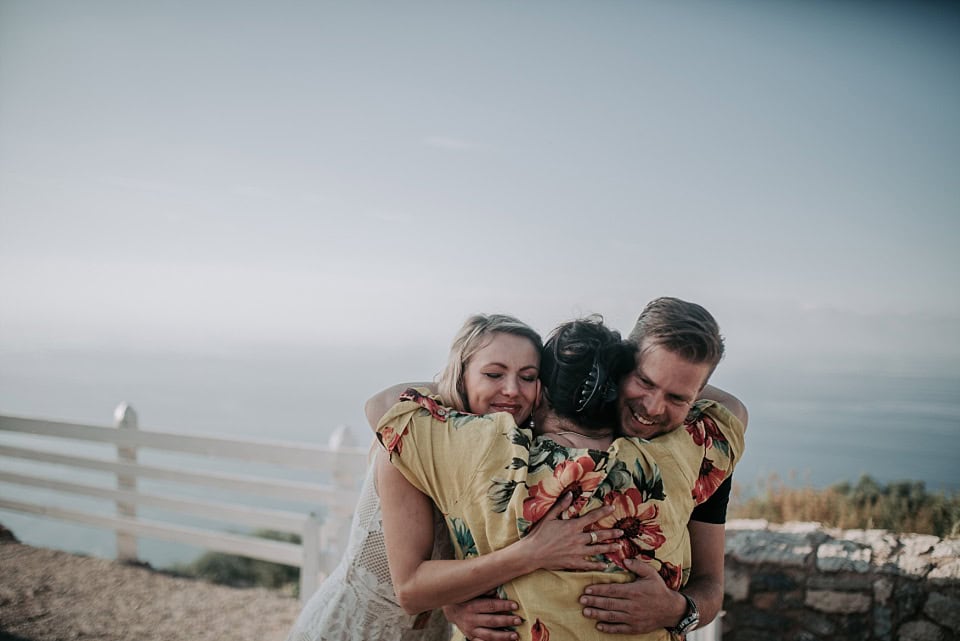 Freudiges Umarmen bei einer Hochzeit am Meer in Tirol, Österreich.