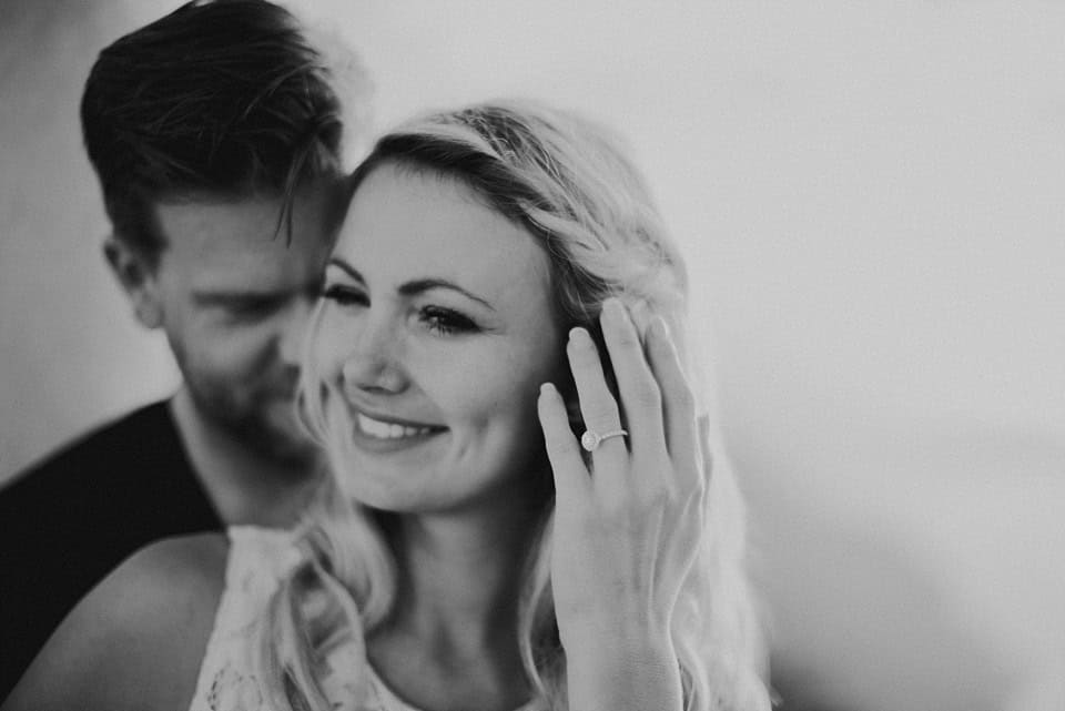 Hochzeitsfotografen in Tirol zeigt ein Paar bei emotionalem Moment mit Verlobungsring, romantische Hochzeitsfotos, internationaler Service.