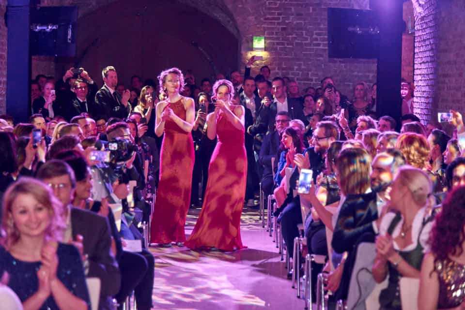 Elegante Hochzeitsgäste bei Jubiläumsfeier in Tirol, Europas Hochzeitsfotograf für unvergessliche Momente.