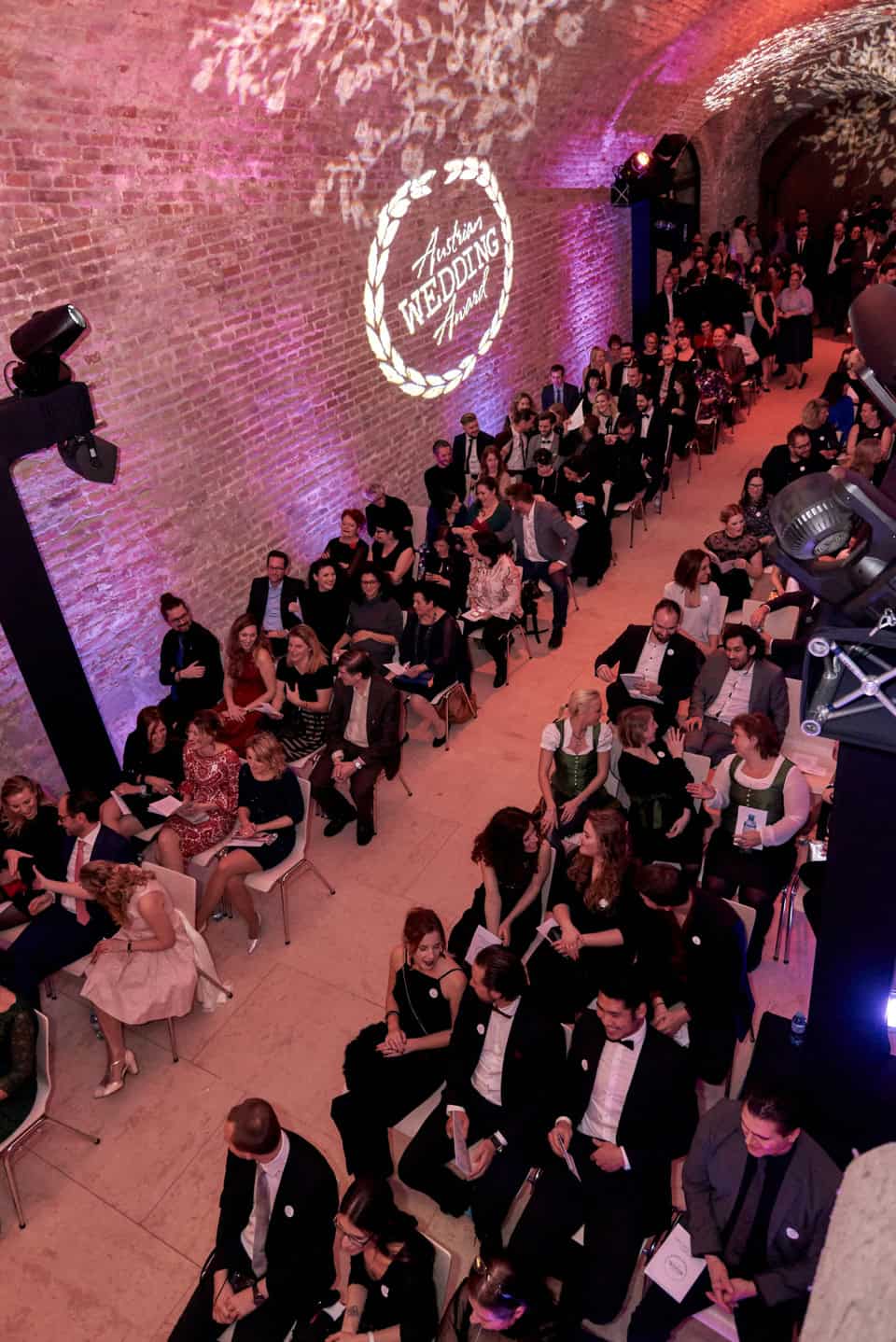 Stimmungsvolle Hochzeitsszene mit Gästen während der Feier, romantische Beleuchtung und elegante Atmosphäre.