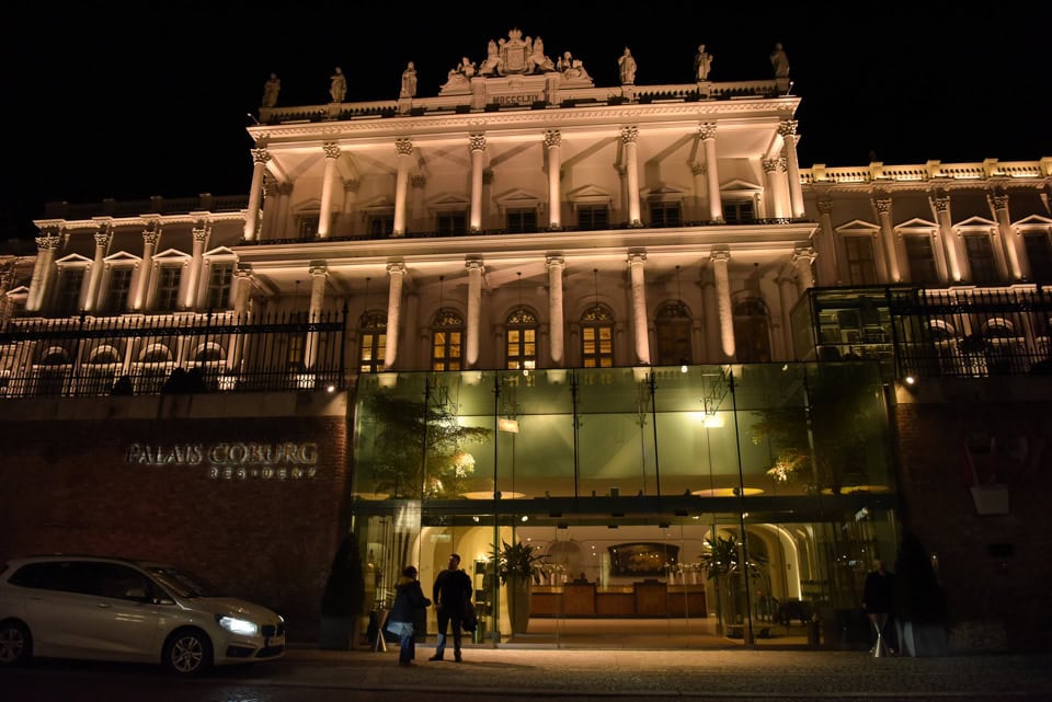 Elegantes, beleuchtetes Barockpalais in Innsbruck bei Nacht, ideal für Hochzeiten und Veranstaltungen.