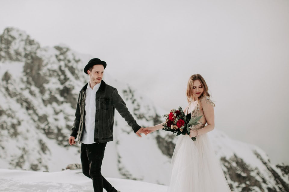 Hochzeit im Schnee in Tirol, Braut mit Blumengebinde, Fotografenstil, Winterhochzeit, Naturkulisse, Fotografie von Forma Photography.
