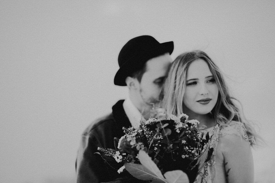 Romantisches Brautpaar-Foto bei einer Hochzeit in Tirol, Österreich, professionell aufgenommen.