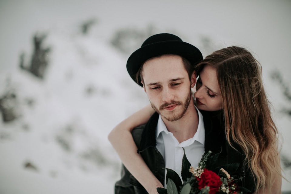 Verliebtes Paar bei Hochzeitsaufnahme in Tirol, Österreich.