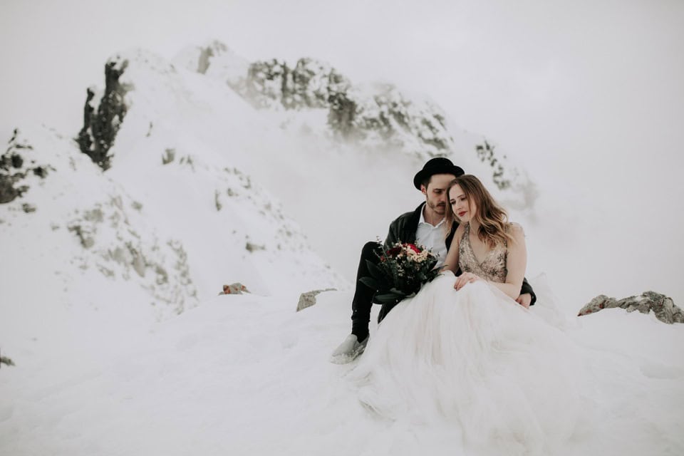 Individuelles Hochzeitsfoto eines Paares in den verschneiten Bergen Tirols.