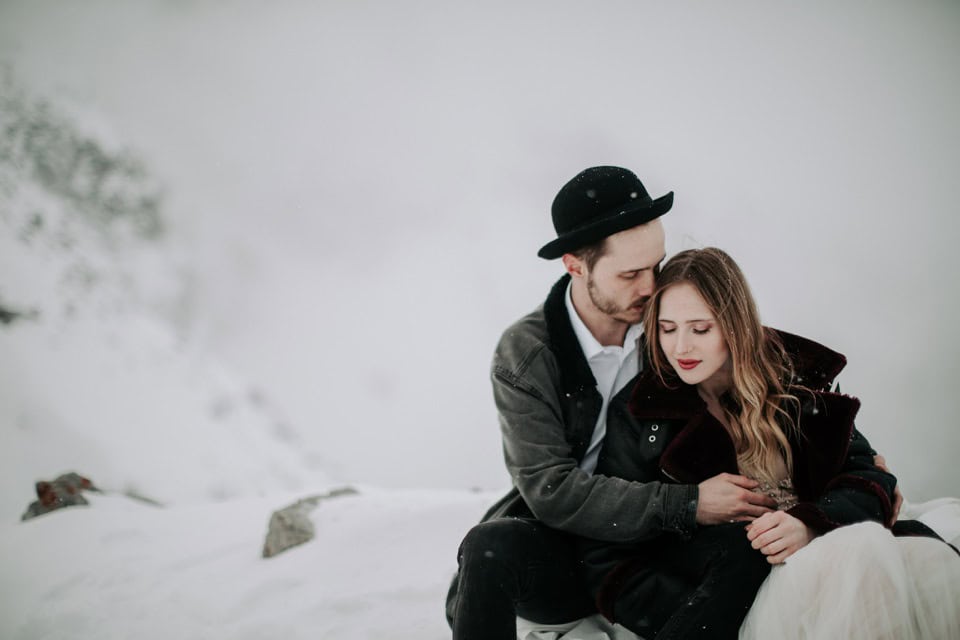 Romantisches Hochzeitsshooting im Winter in den Tiroler Bergen.