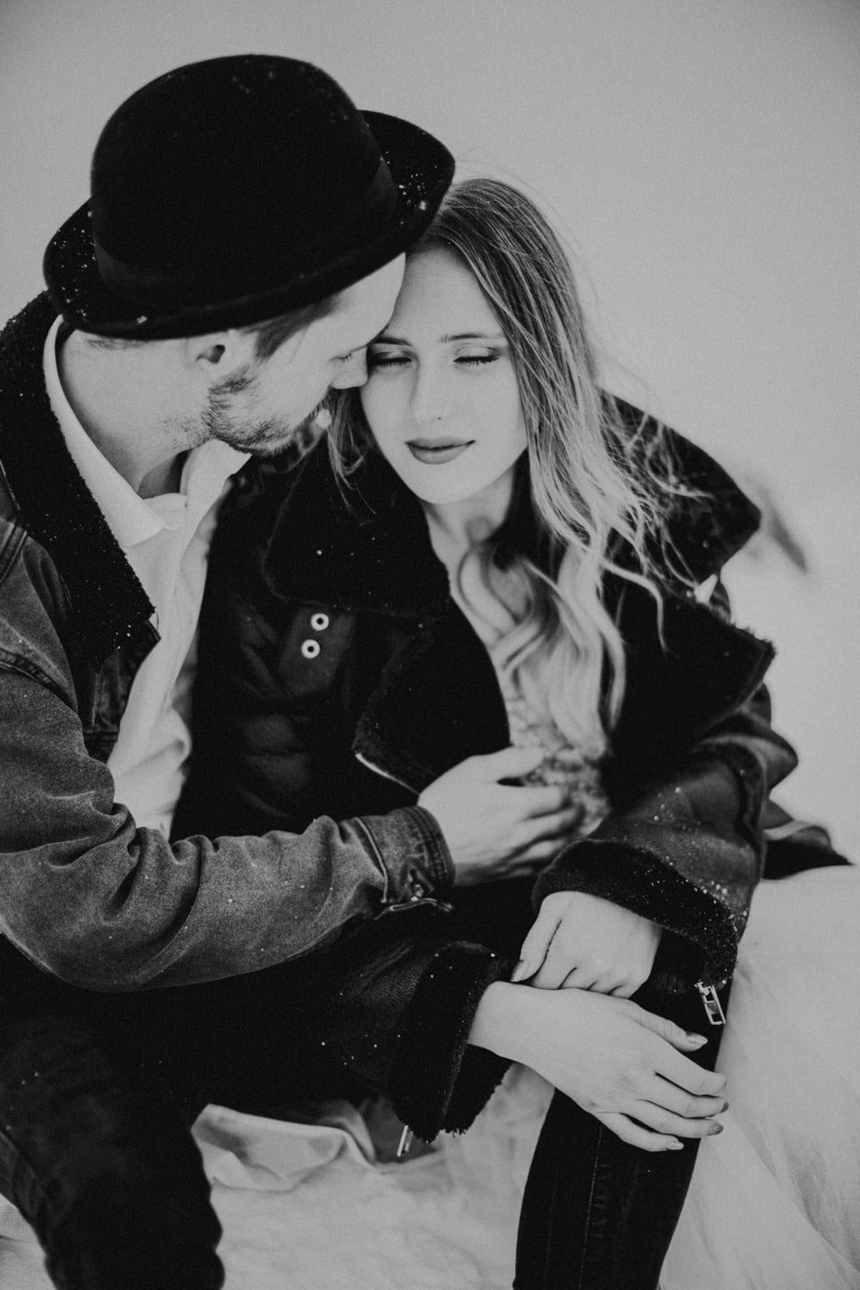 Romantisches Hochzeitsfoto in Schwarz-Weiß mit verliebtem Paar, emotionale Gefühle und Intimität festgehalten im Tirol - Österreich.