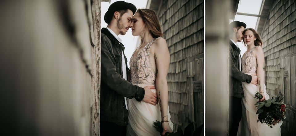 Geschlossenes Paarshooting in einem urbanen Umfeld, romantische Hochzeitsfotos in Tirol, Österreich, international, emotionale Brautfotos, Hochzeitsfotografie.